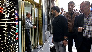 تابلوی نرخ‌های یک مغازه صرافی در تهران