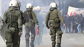 Foram lançados cocktails molotov e a polícia utilizou gás lacrimogéneo