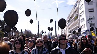 Διαδηλωτές με μαύρα μπαλόνια σε συλλαλητήριο στην Αθήνα για το σιδηροδρομικό δυστύχημα στα Τέμπη