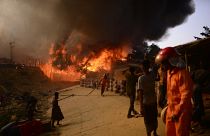 Feuer in einem Flüchtlingslager für Rohingya in Bangladesch
