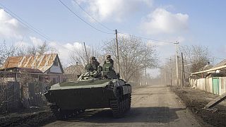 Ukrán harckocsi halad a frontvonal felé Bahmut közelében 2023. március 4-én