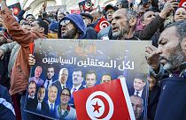 Manifestantes exigem em Tunis a libertação dos opositores ao presidente Kais Saied