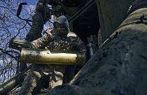 Des soldats ukrainiens se préparent à tirer un obus vers des positions russes près de Bakhmout, dans la région de Donetsk, en Ukraine, le 05/03/2023