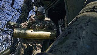 Des soldats ukrainiens se préparent à tirer un obus vers des positions russes près de Bakhmout, dans la région de Donetsk, en Ukraine, le 05/03/2023