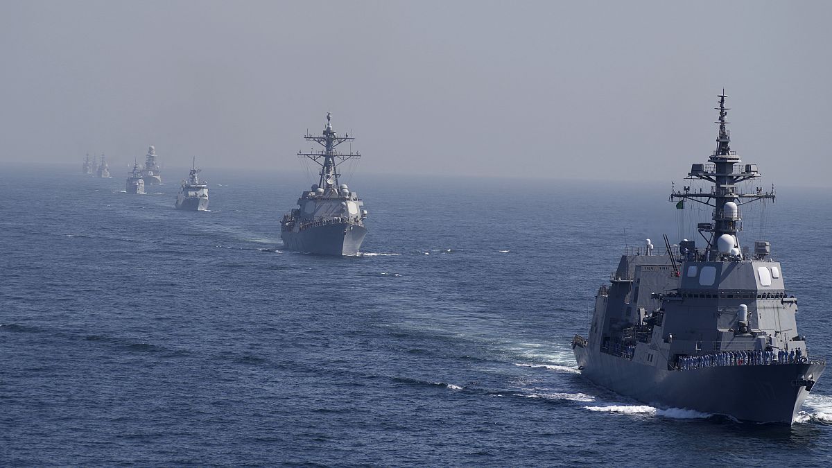 Varios barcos de la armada china