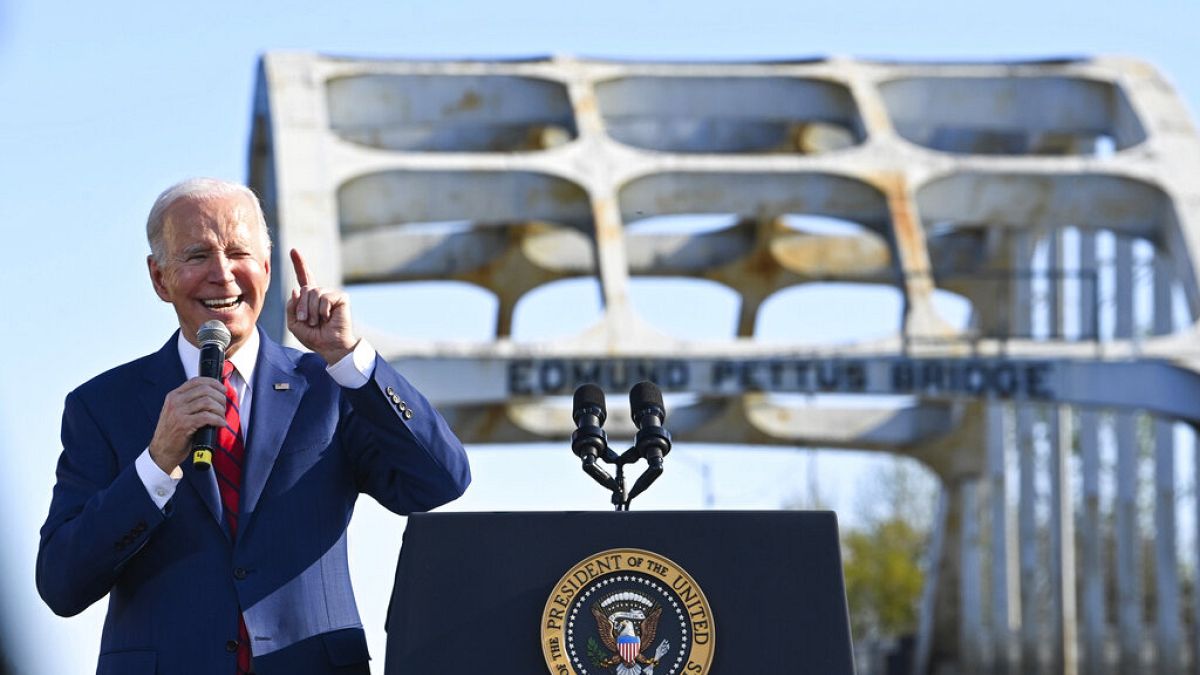 الرئيس جو بايدن يتحدث بالقرب من جسر إدموند بيتوس في ولاية ألاباما،5 مارس 2023،
