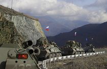 Archív fotó: orosz katonai járművek a Hegyi-Karabah felé vezető úton