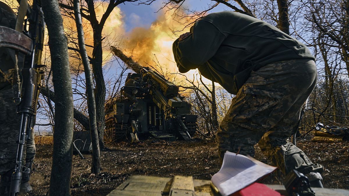 جنود أوكرانيون يطلقون قذائف باتجاه مواقع روسية بالقرب من باخموت بمنطقة دونيتسك بأوكرانيا. 2023/03/05