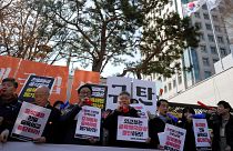 "Нет унизительному решению проблемы рабского труда" – активисты против компенсационного фонда, который будет пополняться за счёт южнокорейского, а не японского бизнеса.