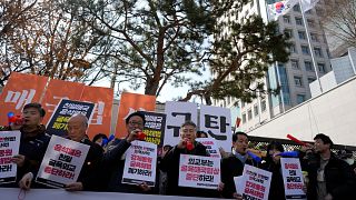 "Нет унизительному решению проблемы рабского труда" – активисты против компенсационного фонда, который будет пополняться за счёт южнокорейского, а не японского бизнеса.