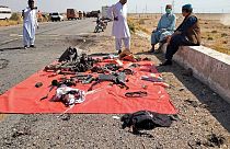   مسؤولو الأمن في موقع هجوم انتحاري على شاحنة للشرطة في كاتشي، باكستان- 6 مارس 2023