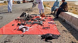   مسؤولو الأمن في موقع هجوم انتحاري على شاحنة للشرطة في كاتشي، باكستان- 6 مارس 2023