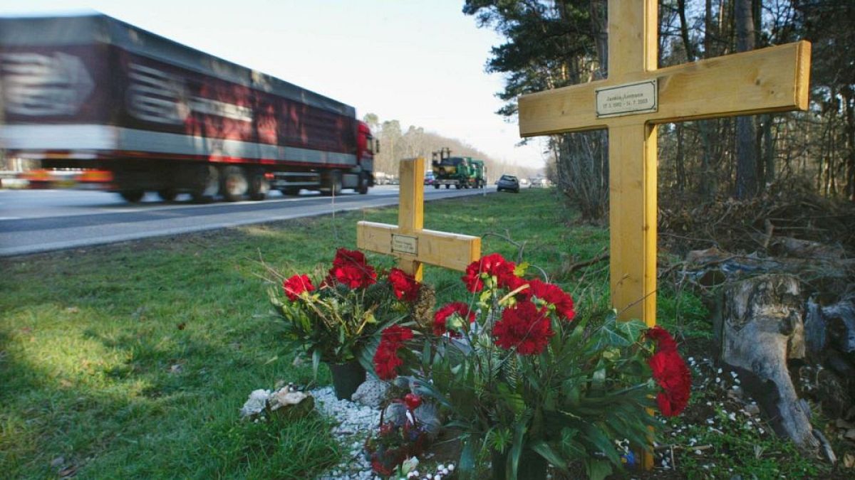 صلیب‌های کنار اتوبانی در نزدیکی کارلسروهه آلمان، محل جانباختن قربانیان تصادف مرگبار اتومبیل را نشان می‌دهد، ۱۴ ژوئیه ۲۰۰۳