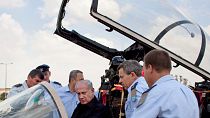 صورة أرشيف: رئيس الوزراء الإسرائيلي نتنياهو داخل قمرة مقاتلة من طراز "إف-15i" ووزير الدفاع براك ورئيس هيئة الأركان غابي أشكنازي وقائد سلاح الجو 