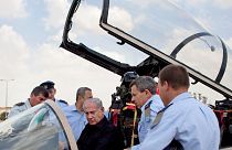 صورة أرشيف: رئيس الوزراء الإسرائيلي نتنياهو داخل قمرة مقاتلة من طراز "إف-15i" ووزير الدفاع براك ورئيس هيئة الأركان غابي أشكنازي وقائد سلاح الجو 