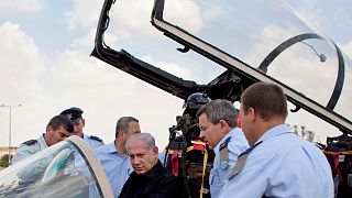 صورة أرشيف: رئيس الوزراء الإسرائيلي نتنياهو داخل قمرة مقاتلة من طراز "إف-15i" ووزير الدفاع براك ورئيس هيئة الأركان غابي أشكنازي وقائد سلاح الجو