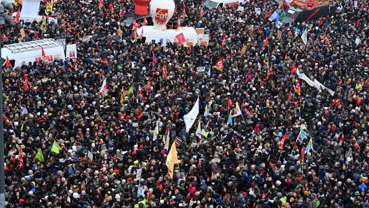 Manifestantes em protesto em Paris contra a reforma das pensões