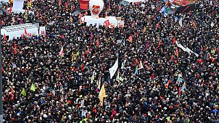 Manifestantes em protesto em Paris contra a reforma das pensões