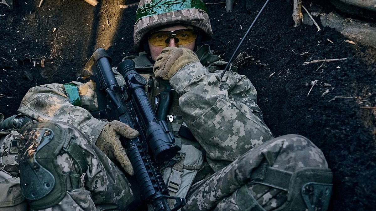 Um soldado ucraniano na linha da frente, perto de Bakhmut, Donetsk, Ucrânia