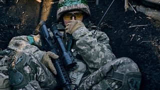 Um soldado ucraniano na linha da frente, perto de Bakhmut, Donetsk, Ucrânia