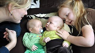 Imagen de una madre junto a sus hijos en Helsinki, el 17 de diciembre de 2010.