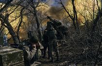 Ukrán katonák tarackágyúval lövik az oroszok állásait Bahmutnál