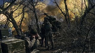 Ukrán katonák tarackágyúval lövik az oroszok állásait Bahmutnál