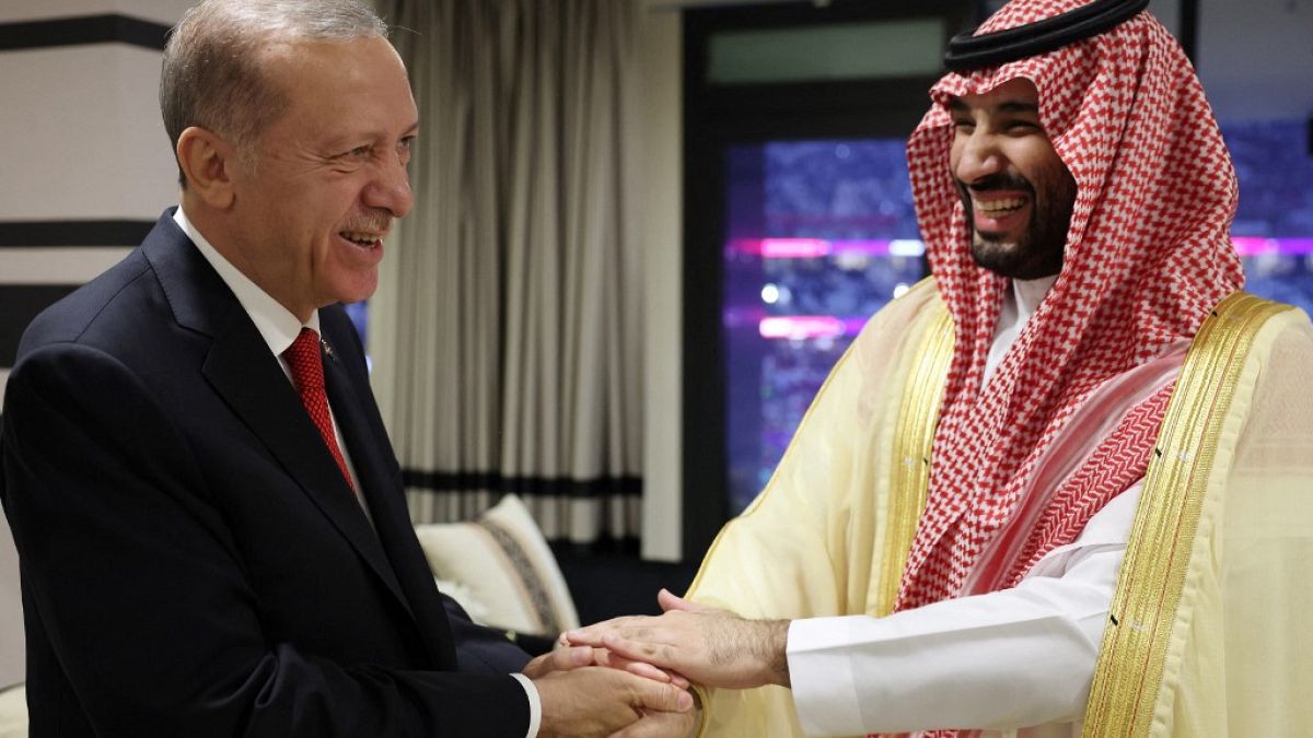 الرئيس التركي رجب طيب أردوغان يصافح ولي العهد السعودي الأمير محمد بن سلمان آل سعود في حفل افتتاح مونديال قطر 2022 بالدوحة. 20 نوفمبر 2022