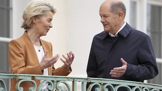 رئيسة المفوضية الأوروبية أورزولا فون دير لاين مع المستشار الألماني أولاف شولتس أثناء زيارتها لألمانيا