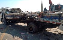 کامیون آسیب دیده در محل حمله انتحاری در شهر «سیبی»، منطقه‌ای در استان بلوچستان پاکستان