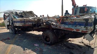 کامیون آسیب دیده در محل حمله انتحاری در شهر «سیبی»، منطقه‌ای در استان بلوچستان پاکستان