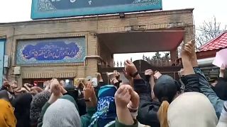 مواطنون يتظاهرون أمام إحدى مباني وزارة التربية والتعليم في طهران احتجاجا على حوادث تسميم التلميذات في مدراس إيرانية 