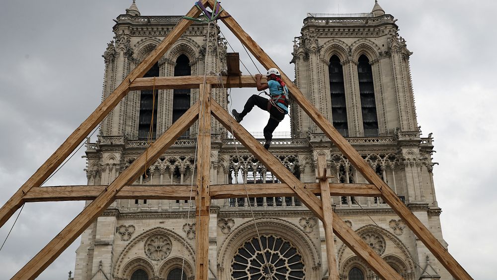 Парижката катедрала Нотр Дам ще бъде отворена отново за обществеността след една година след опустошителния пожар