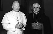 Papst Johannes Paul II. mit Kardinal Josef Ratzinger, dem späteren Papst Benedikt XVI.