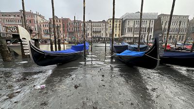  قناة بمنسوب مياه منخفض في البندقية، إيطاليا، السبت 18 فبراير 2023.
