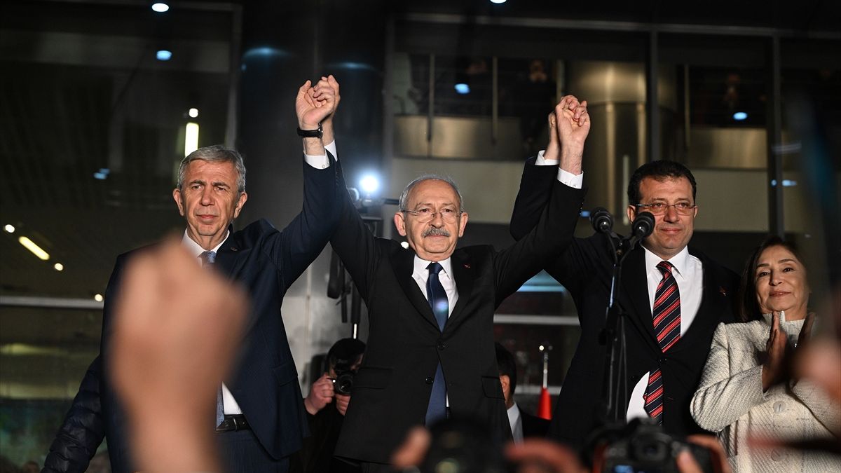 Millet İttifakı'nın Cumhurbaşkanı adayı Kemal Kılıçdaroğlu İmamoğlu ve Yavaş ile CHP önünde