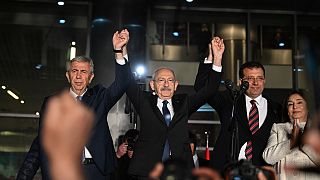 Millet İttifakı'nın Cumhurbaşkanı adayı Kemal Kılıçdaroğlu İmamoğlu ve Yavaş ile CHP önünde