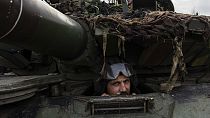 Um militar ucraniano num tanque na linha da frente perto de Bakhmut, Ucrânia