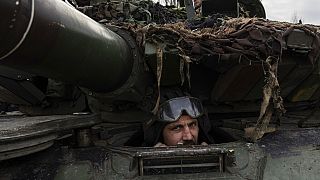 Um militar ucraniano num tanque na linha da frente perto de Bakhmut, Ucrânia