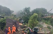 فريق البحث والإنقاذ في إحدى القرى بعد الانهيارات الأرضية في ناتونا بمقاطعة رياو في 6 مارس/آذار 2023.