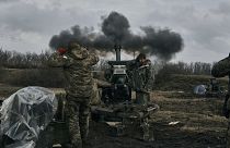 قوات أوكرانية تطلق القذائف باتجاه مواقع روسية قرب باخموت. 2023/03/07