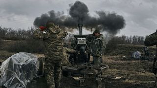 قوات أوكرانية تطلق القذائف باتجاه مواقع روسية قرب باخموت. 2023/03/07