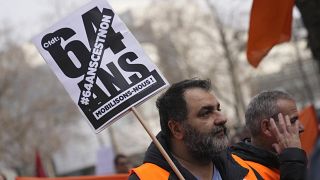 Teilnehmer einer Pariser Kundgebung gegen die Rentenreform (Aufnahme vom 16. Februar 22)