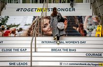 Almanya'nın Frankfurt kentindeki Commerzbank merdivenleri Dünya Kadınlar Günü için dekore edildi