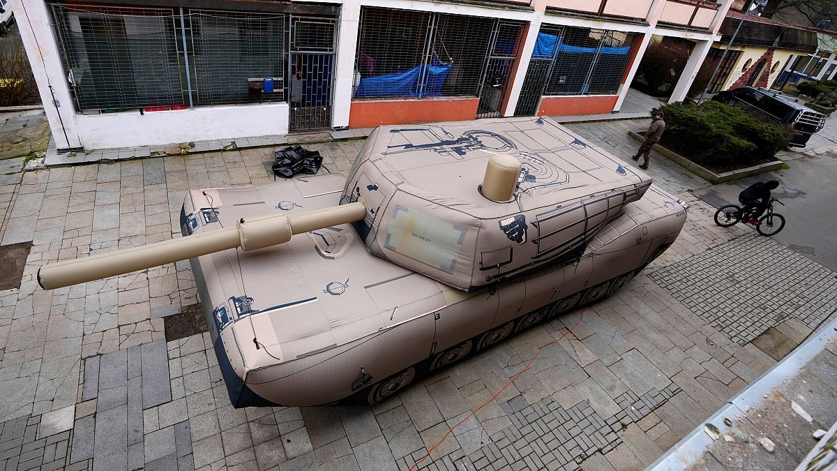 Un tanque hinchable que puede actuar como señuelo en el campo de batalla.