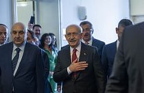 CHP Genel Başkanı Kemal Kılıçdaroğlu (ortada), partisinin grup toplantısına katılmak üzere TBMM'ye geldi. Partililer ve milletvekilleri Kılıçdaroğlu'nu TBMM girişinde karşılad