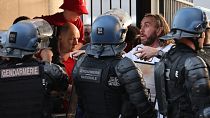 Aficionados frente a la Policía en el estadio de Francia de París