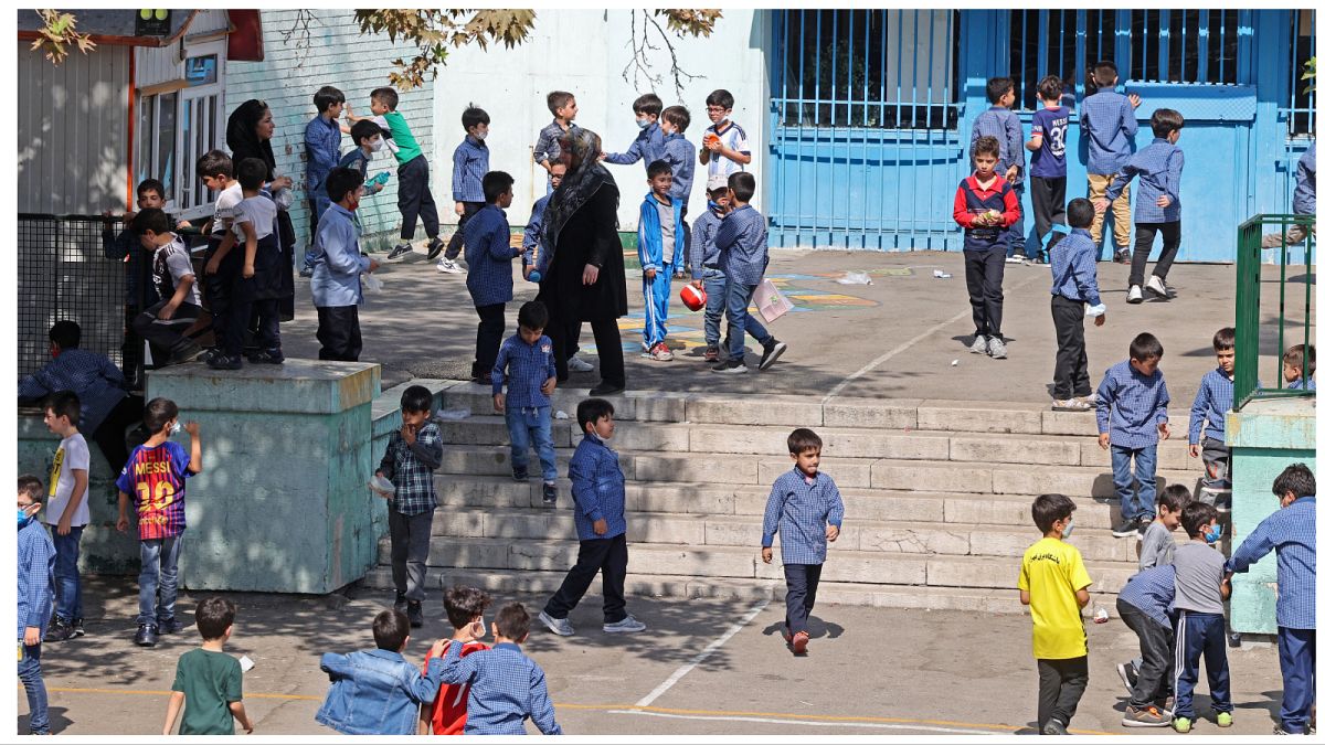 مدرسة في إيران