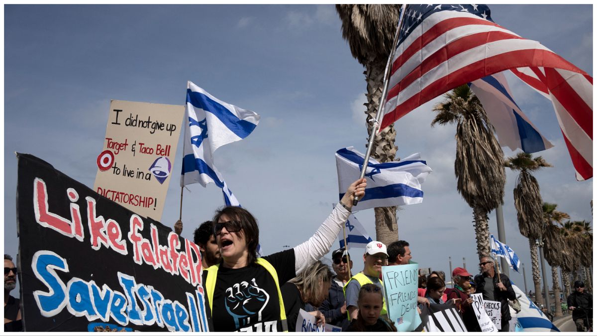 العشرات من الإسرائيليين الأمريكيين يتظاهرون أمام السفارة الأمريكية في تل أبيب 