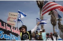 العشرات من الإسرائيليين الأمريكيين يتظاهرون أمام السفارة الأمريكية في تل أبيب 